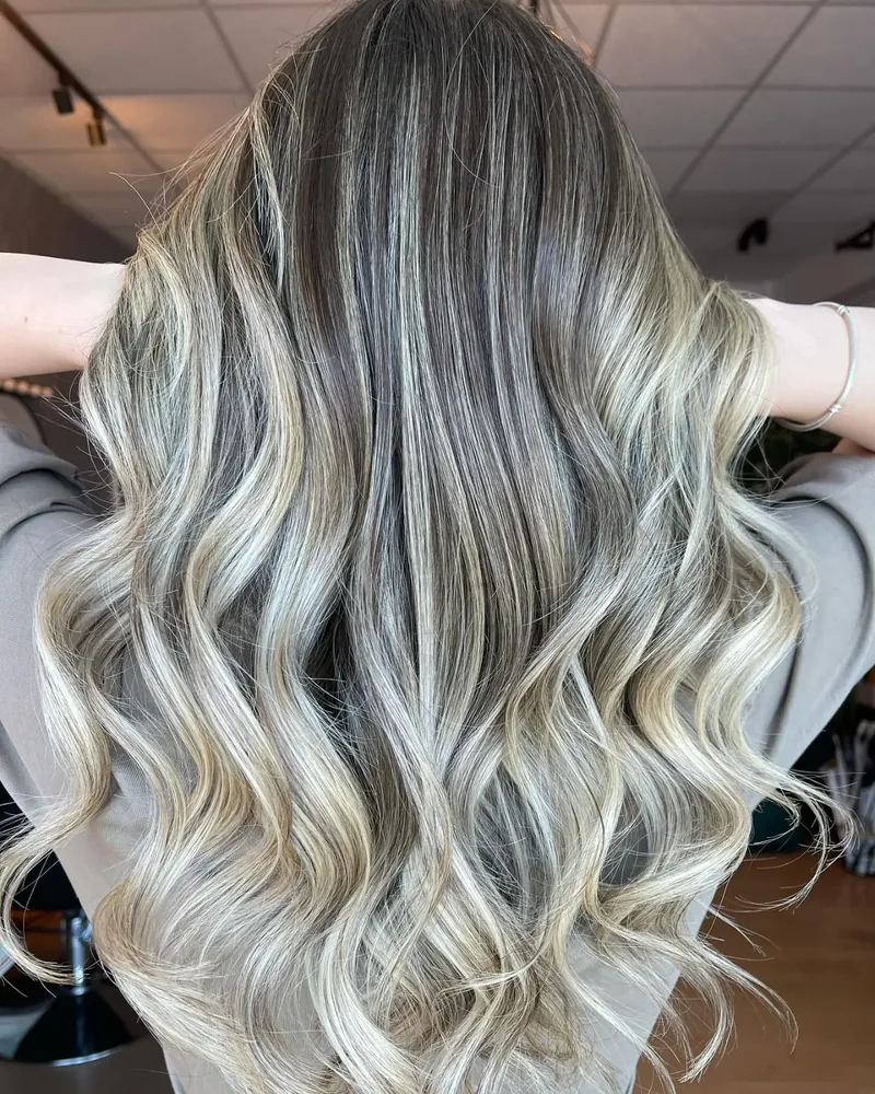 Blond perlat în valuri