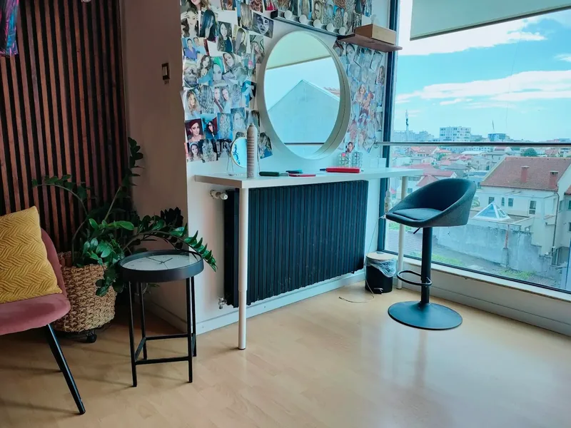 Postul de lucru cu oglindă din atelier 214